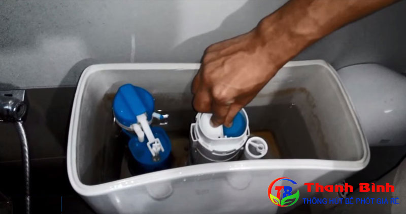 Bồn cầu xả nước yếu do căn chỉnh nước trong két không hợp lý