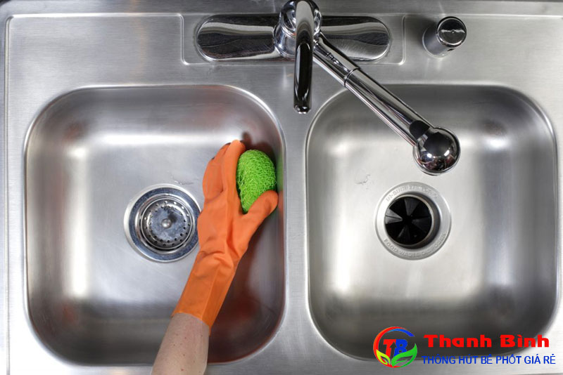 Cách khử bồn rửa bát bốc mùi hôi bằng việc vệ sinh hàng ngày