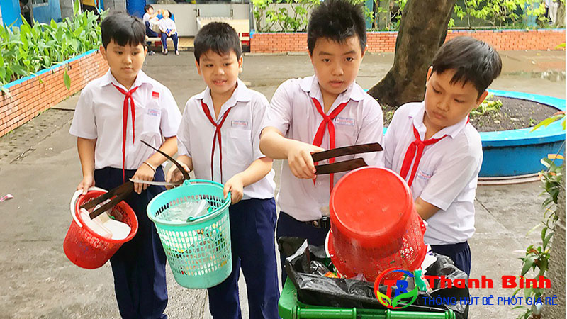 Học sinh, sinh viên cần vứt rác đúng nơi quy định để bảo vệ môi trường