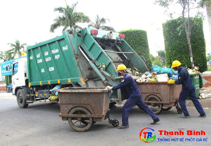 Sử dụng xe thu gom rác thải sinh hoạt về nơi tập kết